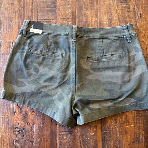 Abercrombie shorts in camo color - Picture 3 of 4